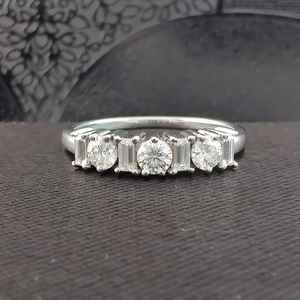 Anillo de media banda con detalles de moissanita redonda y talla baguette para mujer, plata 925 original, regalo de boda, propuesta de matrimonio, para ella. - Product Image 5