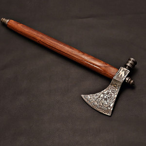 Hacha con Patrón Damasco, Cabeza de Acero Hecha a Mano, Mango de Madera, Colección Tradicional para Exteriores - Product Image 1