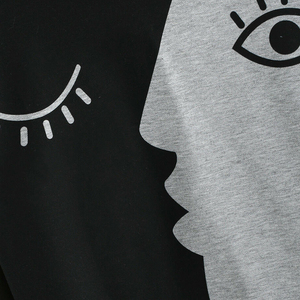 Sudadera de mujer con hombros caídos y ribetes acanalados, 330 g/m², de felpa, top corto liso, con estampado de letras personalizado, sudadera con capucha holgada. - Product Image 6