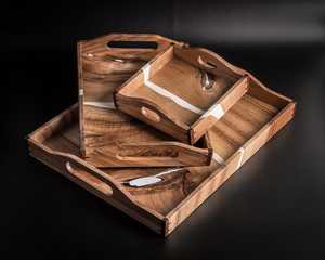 Plateau de présentation en bois et résine époxy de qualité supérieure, fait main, avec poignées en métal doré design, pour servir des aliments, des boissons et recevoir des invités - Product Image 1