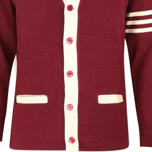 Suéter cárdigan con cuello en V color granate para hombre con ribete crema y botones rosas, manga larga, tejido acrílico, informal, con logotipos personalizados - Product Image 3