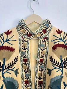 Chaqueta Vintage Suzani Bordada a Mano, Beige, Algodón, Estilo Boho Chic, Diseño Floral Uzbeko, Cuello Alto para Mujer - Product Image 2