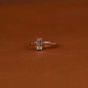 Anillo de Compromiso de Plata de Ley S925 con Moissanita VVs1 de Corte Esmeralda de 2 Quilates con Certificado GRA, Cuatro Garras, Joya Fina, Regalo para Mujer - Product Image 1