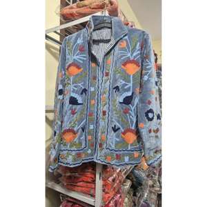 Veste universitaire réversible en velours brodé Suzani pour femme, faite à la main, style vintage bohème, motif floral ethnique, pour l'automne et l'hiver - Product Image 1