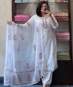 Conjunto de Top y Pantalón con Bordado Fancy Georgette Butti y Dupatta, Ropa de Oficina, Precio al por Mayor, Prenda Étnica Blanca - Product Image 3