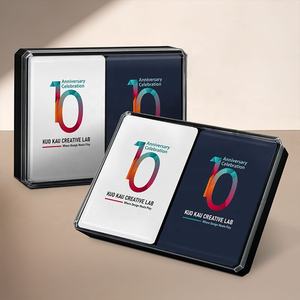 Cartes à jouer personnalisées - Marque 310gsm Papier finition lisse D303 Taille poker Double jeu Boîte en plastique Anniversaire familial Anniversaire d'entreprise - Product Image 4