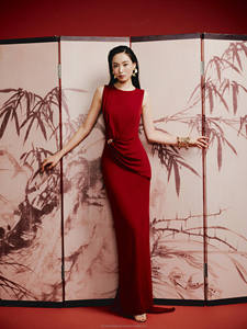 Vestido RED POWER, entallado, sin mangas, largo, rojo intenso, dorado metálico, OEM, ODM, marca local de Vietnam, alta calidad, MOQ bajo - Product Image 3