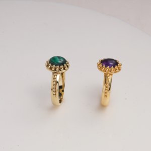 แหวนทองเหลืองชุบไฟฟ้าประดับมรกตสีเขียวขนาด 7*9 มม. รูปไข่ทรงคาโบชอง แหวนวินเทจทำมือสำหรับผู้หญิง - Product Image 3