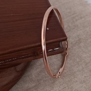 Brazalete de Plata de Ley 925 con Baño de Oro Rosa, Diseño Ovalado con Halo de Diamantes, Acabado en Rodio, Moderno, Elegante y Minimalista para Mujer - Product Image 4