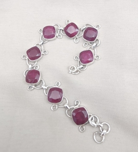 กำไลข้อมือเงินแท้ 925 ประดับพลอยทับทิมธรรมชาติทรงคุชชั่นเจียระไนแบบเหลี่ยม งานแฮนด์เมด พร้อมตัวเลือกชุบทอง สำหรับผู้หญิง เหมาะสำหรับเป็นของขวัญ - Product Image 3