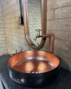 Lavabo de Cobre Inspirado en la Herencia, Hecho a Mano, con Textura Rica y Carácter Artístico Tradicional - Product Image 1