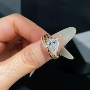 Bague en or rose 14 carats avec diamant de laboratoire certifié IGI, taille poire 2,00 carats, coupe East West, avec pierres latérales, pour femme, idéale pour fiançailles et anniversaire - Product Image 4