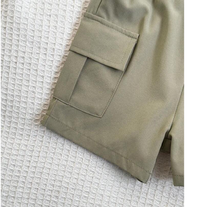 Conjunto de polo urbano con paneles y pantalones cortos tipo cargo para niño, en piqué de algodón de alta densidad (parte superior) y sarga de algodón resistente (parte inferior) - Product Image 5