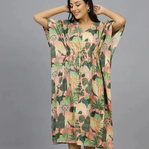 Caftán maxi de algodón con estampado de pavo real, hecho a mano en India, ligero, ideal como pareo de playa. - Product Image 1