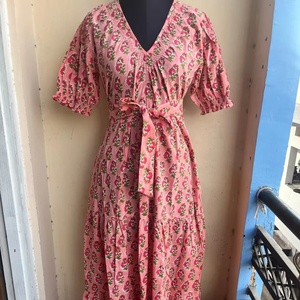 เดรสยาวลำลองสำหรับผู้หญิงมาใหม่ ลายดอกไม้พิมพ์ลายด้วยมือ คอวี แขนยาว ผ้าฝ้ายอินเดีย 100% สำหรับฤดูใบไม้ร่วง - Product Image 1