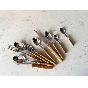 Cuillère à miel en bois et résine, design unique, faite à la main, décorative, réutilisable, accessoire de cuisine pour le petit-déjeuner et les desserts, en vente - Product Image 1