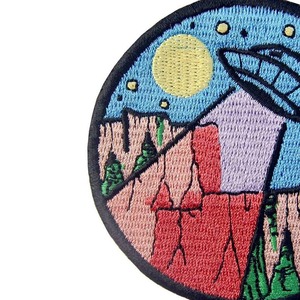 Parche Circular Ecológico de Fieltro No Tejido Bordado con Escena de OVNI y Desierto, Aplique Cosido para Regalos - Product Image 2