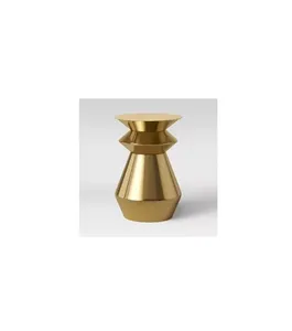Vase en métal martelé fait main pour la décoration de cabane d'hiver avec fleurs séchées, idéal pour Noël et des atmosphères chaleureuses - Product Image 1