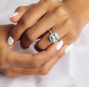 Anillo de compromiso y fiesta de lujo con topacio azul talla cojín, plata de ley 925 y chapado en oro de 14K - Product Image 3