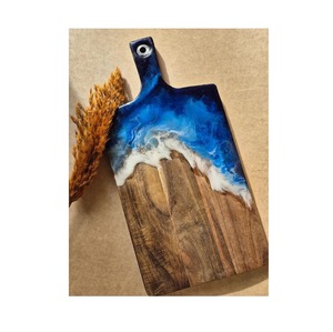 Plateau de service décoratif en bois naturel et résine, fait main, pour cuisines et salles à manger rustiques - Product Image 1