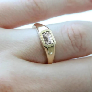 Anillo de Compromiso con Engaste de Bisel, Diamante Cultivado en Laboratorio de Corte Esmeralda de 1ct, Certificado IGI, Claridad VS, Color DEF, Oro de 14K con Rodio - Product Image 1