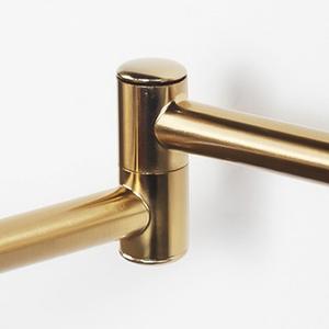 Lámpara de Mesa Decorativa de Latón Martillado con Pantalla de Algodón para un Toque Único en el Hogar - Product Image 1