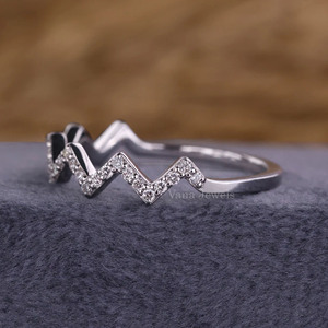 Anillo de Compromiso Minimalista con Diamante CVD Cultivado en Laboratorio, Banda de Aniversario Zig Zag, Media Eternidad, Oro Sólido de 14K, IGI - Product Image 3