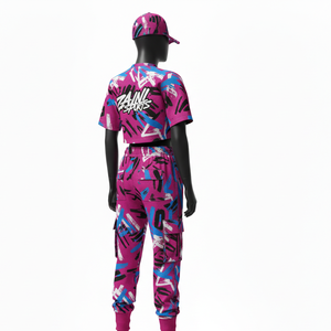 Conjunto de mujer de alta calidad en algodón, poliéster y spandex, con camiseta corta y pantalones deportivos en rosa y azul, estampado urbano, sublimación y logotipo personalizado. - Product Image 1