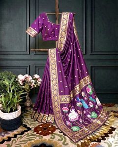 Le sari en soie douce présente des motifs complexes de lotus et de vache de style Pichwai sur le pallu. - Product Image 6