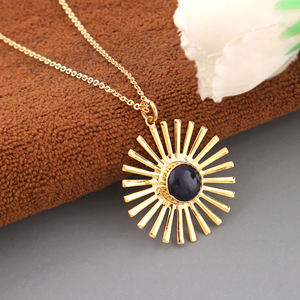 Collar de joyería celestial con colgante redondo de ónix negro con efecto rayos de sol, chapado en oro de 18k sobre latón, con cadena de cable, collar llamativo. - Product Image 2