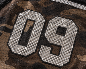 เสื้อฟุตบอลอเมริกันคอวี แบรนด์ Camo Custom ประดับคริสตัลและเพชรเทียม สำหรับทีมหญิง ผ้าโพลีเอสเตอร์ตาข่าย 220GSM รับผลิตแบบ OEM เสื้อยืดฟุตบอล - Product Image 4