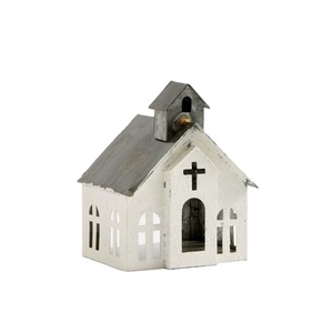 Porte-bougie en métal galvanisé en forme de grange avec de grandes portes de grange et ouvertures de fenêtres Décoration de Noël de style campagnard Lanterne votive - Product Image 1