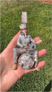 CONCEPTION Pendentif Hip Hop personnalisé 3D Monopoly Man assis sur globe, serti de pierres Moissanite VVS, en or bicolore et argent sterling GRA - Product Image 2