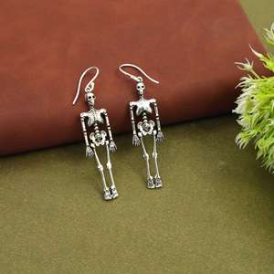 Pendientes Colgantes de Latón con Diseño de Esqueleto |   Joyería de Calavera Gótica |   Pendientes de Halloween |   Declaración Espeluznante |   Regalo para Ella - Product Image 4
