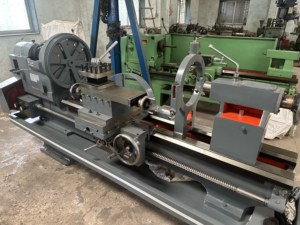 Tour à métaux robuste à poulie conique, longueur de banc de 7 pieds, hauteur de centre de 12 pouces, diamètre de trou de 3 pouces, avec boîte de vitesses Norton - Product Image 4