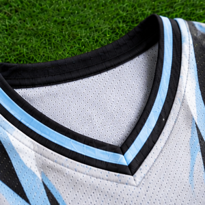 Ensemble d'uniformes de basketball unisexe de qualité supérieure, cyan et blanc, sublimé, col en V, sans manches, anti-humidité, coupe athlétique, logo personnalisé - Product Image 5