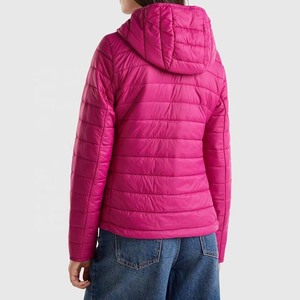 Veste d'hiver courte et ajustée pour femme, avec capuche, rembourrée en duvet et garnissage en coton, en vente. - Product Image 4