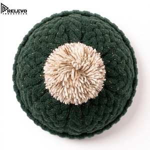 Bonnet d'hiver de luxe en tricot torsadé – Bonnet côtelé vert forêt moucheté avec revers pliable et fil doux surdimensionné - Product Image 3