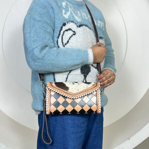 กระเป๋าสะพายข้างผู้หญิงแฟชั่นใหม่ปี 2025 หนังลายตารางสุดหรู งานแฮนด์เมด  กระเป๋าคลัทช์แบบสะพายข้าง  จุของได้เยอะ - Product Image 4