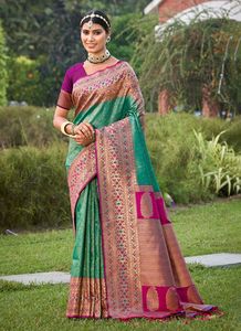 Sari en soie Katan Banarasi de qualité supérieure, avec tissage Zari et pallu contrastant, idéal pour les fêtes. - Product Image 4