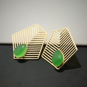Boucles d'oreilles élégantes en laiton plaqué or 18 carats avec pierres précieuses en jade naturel, inspirées des créateurs, pour soirée, cadeau pour elle - Product Image 3