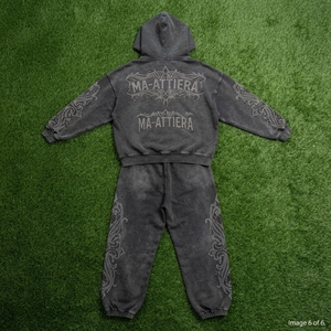 Conjunto de Sudadera con Capucha y Pantalones Jogger para Mujer, Personalizado, con Lavado Ácido, Gris Oscuro, con Pedrería, de Algodón y Felpa, Estilo Urbano, Venta al Por Mayor OEM - Product Image 6