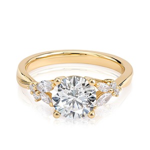 Bague de fiançailles en diamant de laboratoire taille ronde 1,80 carat, or jaune, pierres latérales marquise, bijoux fins de mariage, vente en gros - Product Image 1