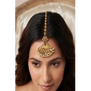 Deslumbrante joyería para el cabello Mangtikka de latón chapado en oro de primera calidad con acabado antiguo para la colección de prendas de boda. - Product Image 1