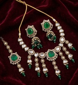 Parure de mariée élégante et de haute qualité, plaquée or, comprenant un collier ras-du-cou, des boucles d'oreilles et un Maang Tikka, plaqué rhodium, certifiée par un tiers - Product Image 1