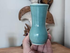 Vase en céramique bleu sarcelle chic avec design sablier fin, finition brillante et accentuation attrayante pour la décoration moderne des étagères et des bureaux - Product Image 1