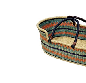 Panier à langer en jonc de mer artisanal à rayures multicolores avec poignée en cuir foncé, servant également de panier à langer élégant en rotin pour enfant - Product Image 2