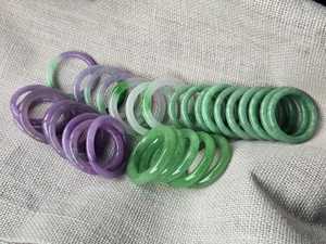 Figurine en pierre précieuse polie, thème mascotte, toucher réel, couleurs vert et violet, artisanat durable en pierres semi-précieuses - Product Image 1
