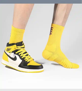 Chaussettes de sport épaisses en tissu éponge, unisexes, avec logo personnalisé, style hip-hop pour hommes, conçues par OEM. - Product Image 2