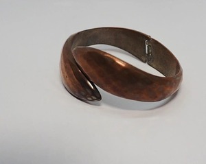 Manchette en cuivre martelé de luxe pour l'équilibre énergétique et la guérison - Product Image 1